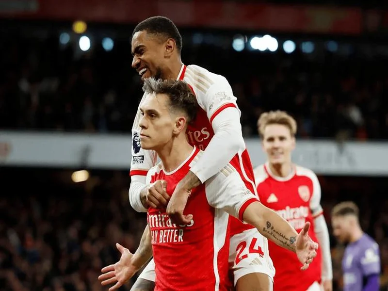 阿森纳丢联赛杯,基翁在节目上情绪失控和一名曼联球迷对线